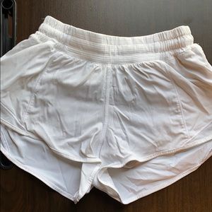 lululemon hotty hot 2.5” shorts
